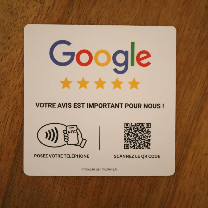 Plaque avis Google seule sur comptoir — vue produit FluxAvis